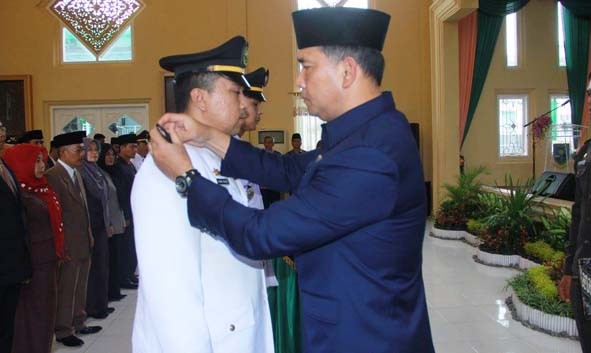 Walikota Jambi, H Syarif Fasha, melakukan perombakan pejabat eselon II, III dan IV. Pada foto berlangsungnya pelantikan di rumah dinas. 